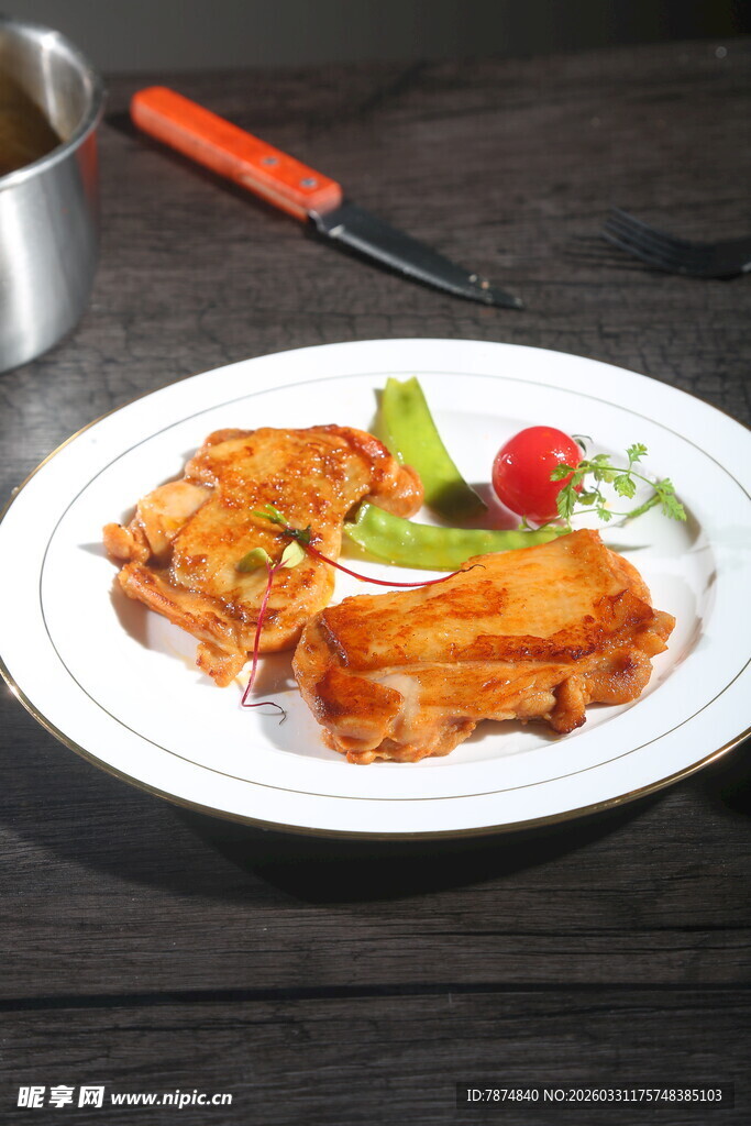 美味香煎鸡排配新鲜蔬菜