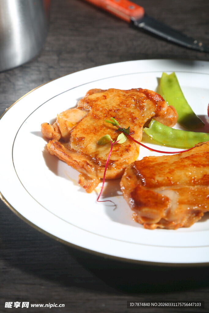 美味香煎鸡肉摆盘