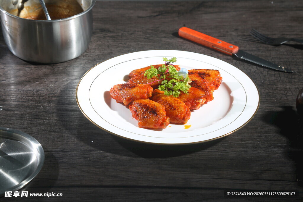 美味烤鸡翅摆盘佳肴