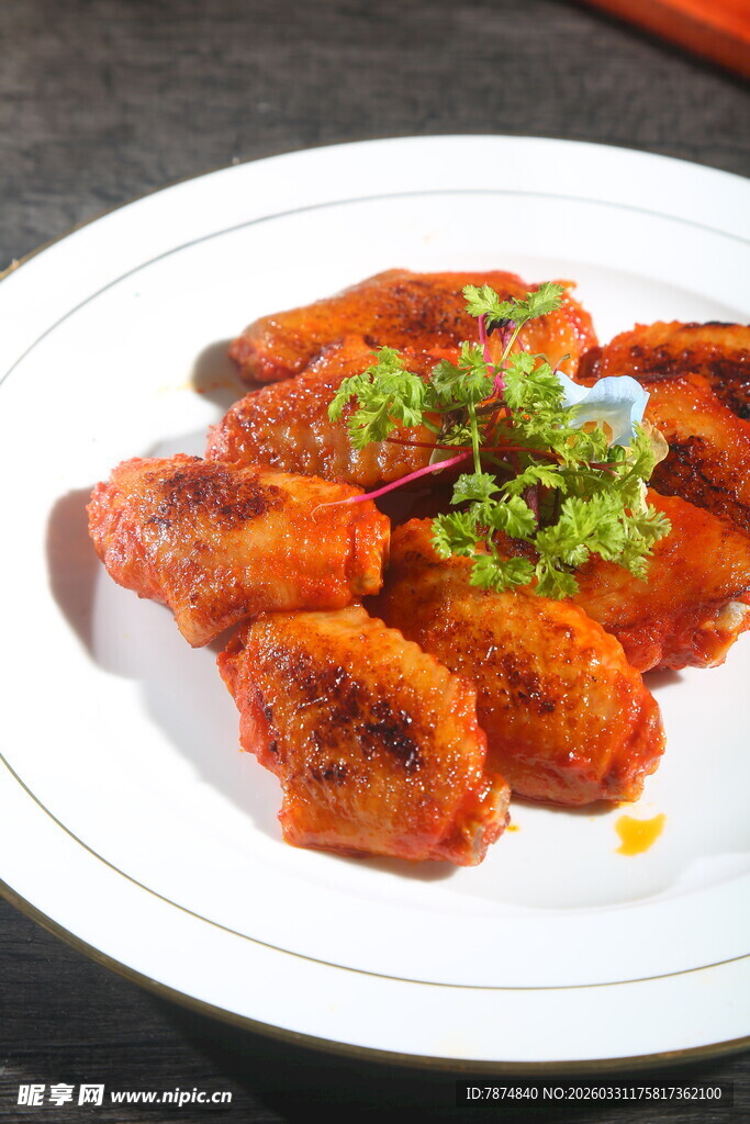 香煎鸡翅点缀翠绿葱花