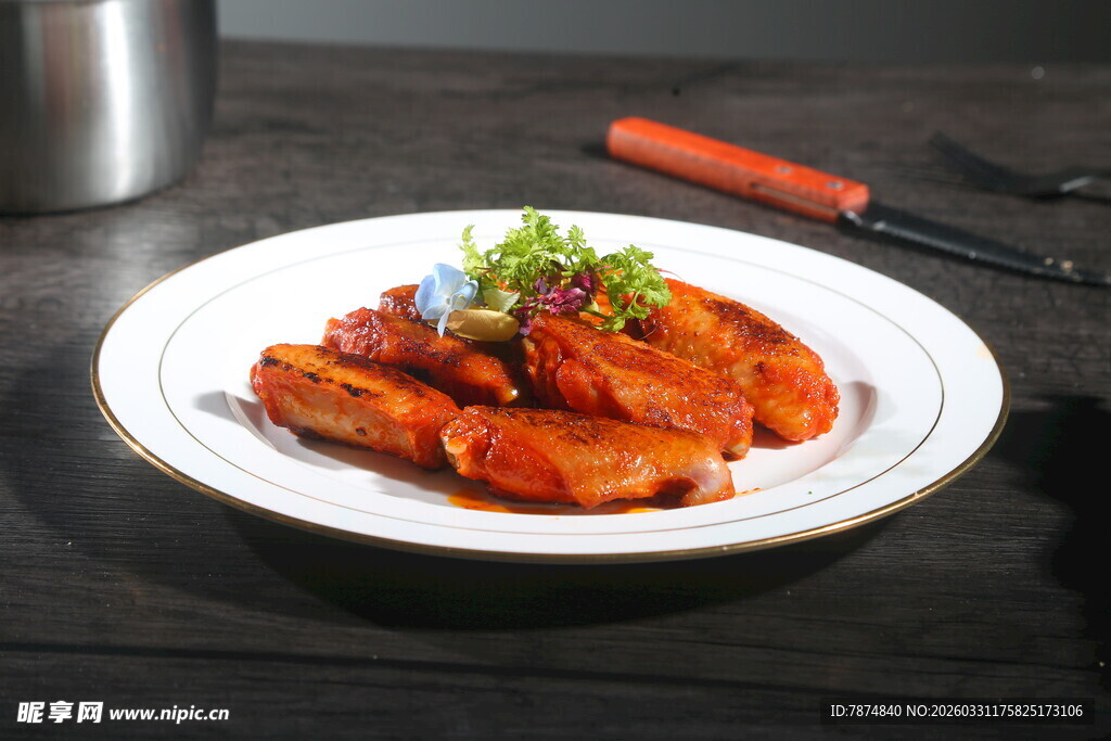 美味酱汁鸡翅盘精致