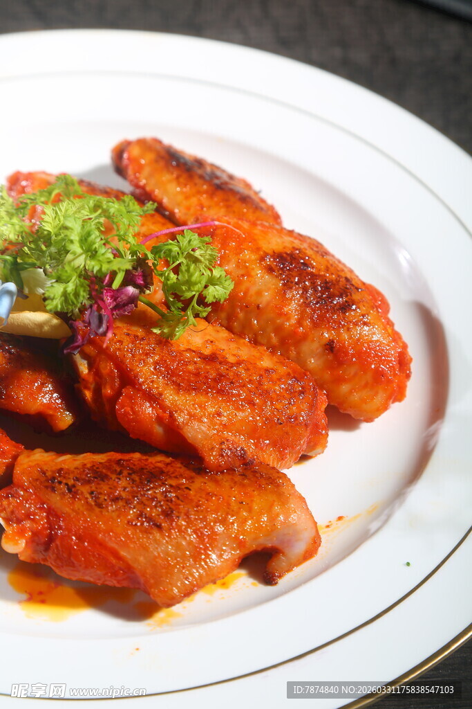 美味烤鸡翅摆于白盘上