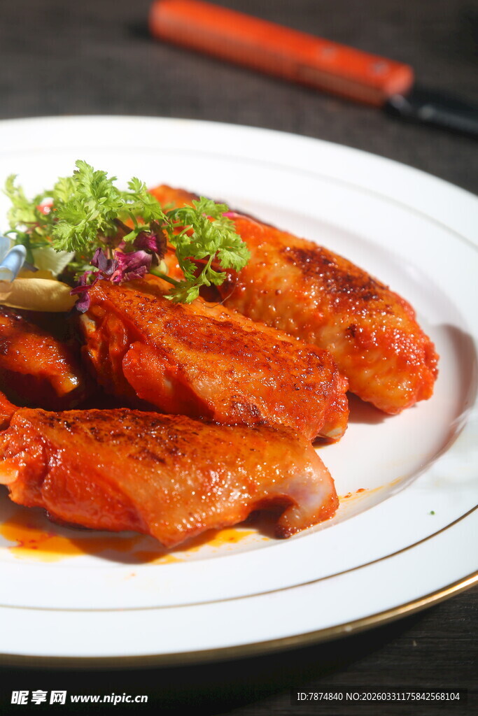 美味红烧鸡翅摆于盘中
