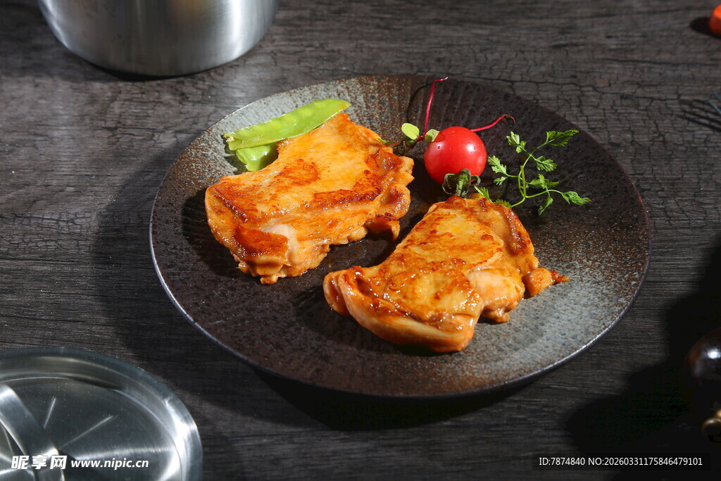 香煎美味鸡排摆盘精致