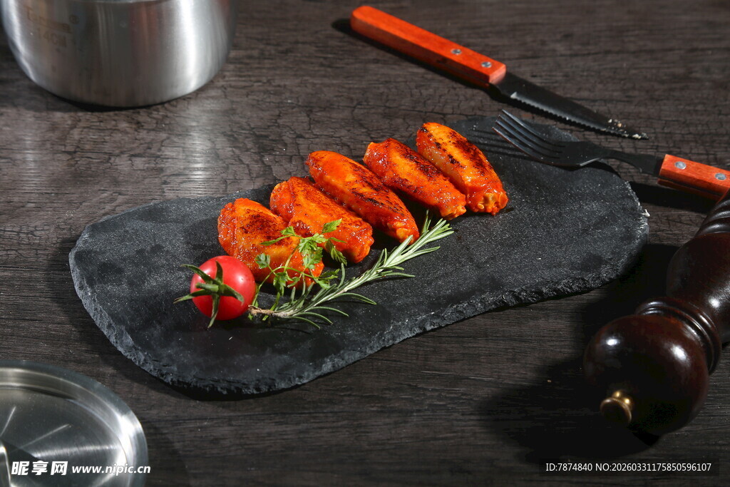 美味烤鸡翅摆盘精致诱人