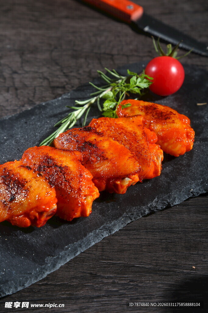 石板上的美味烤鸡翅