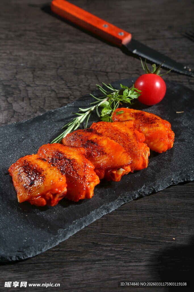 石板上的美味烤鸡翅