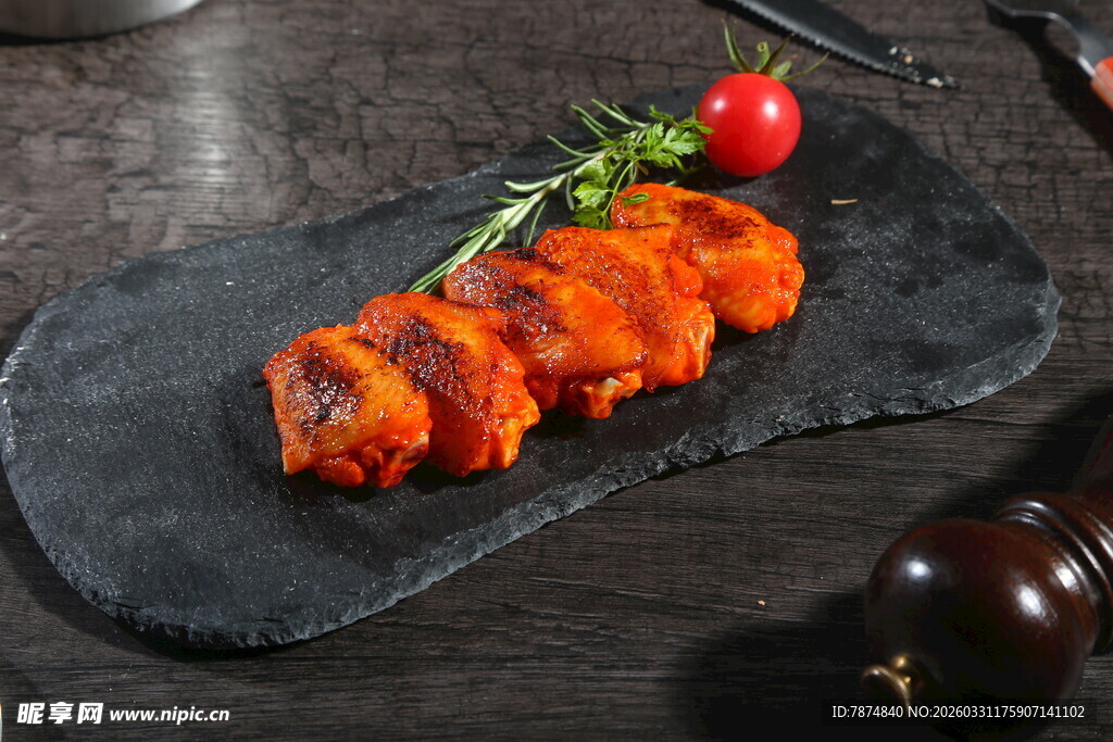 石板上的美味烤鸡翅