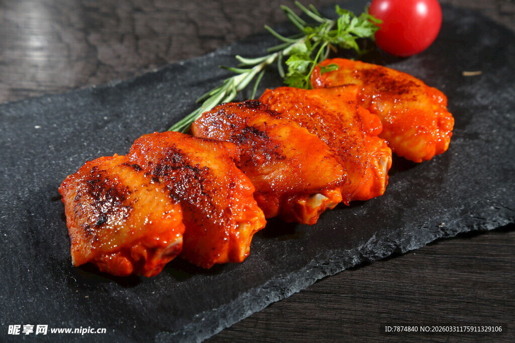 香煎美味烤鸡翅配清新香草