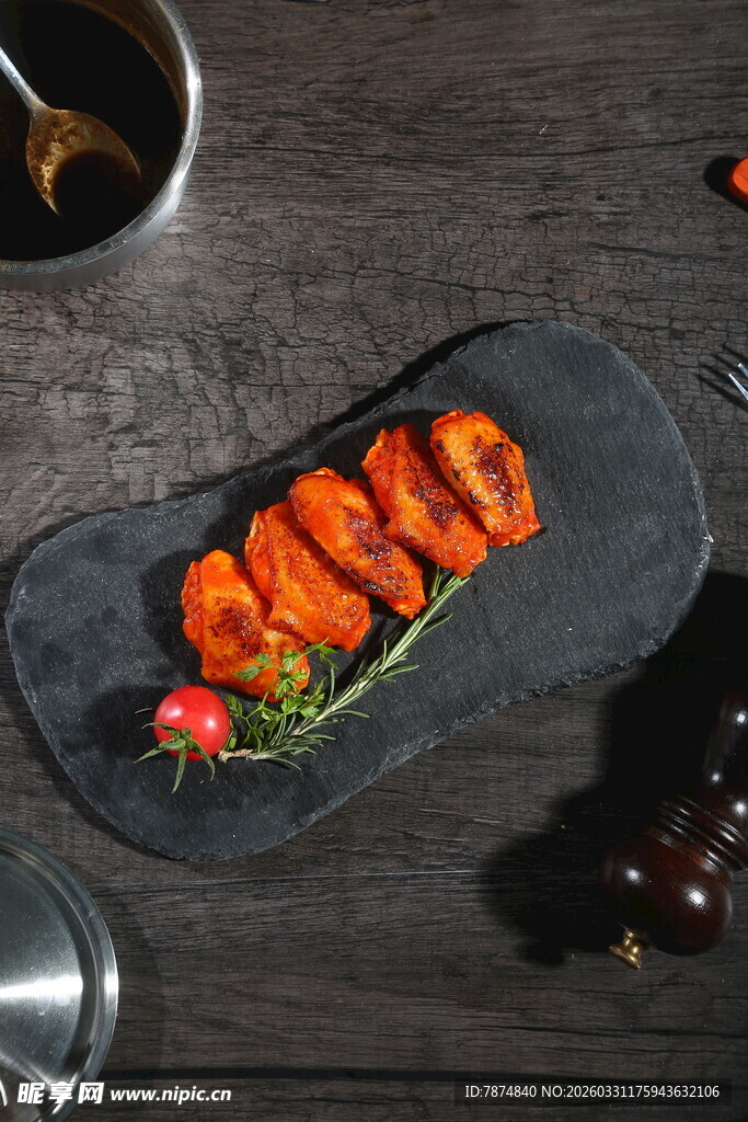 美味烤鸡翅盘精致