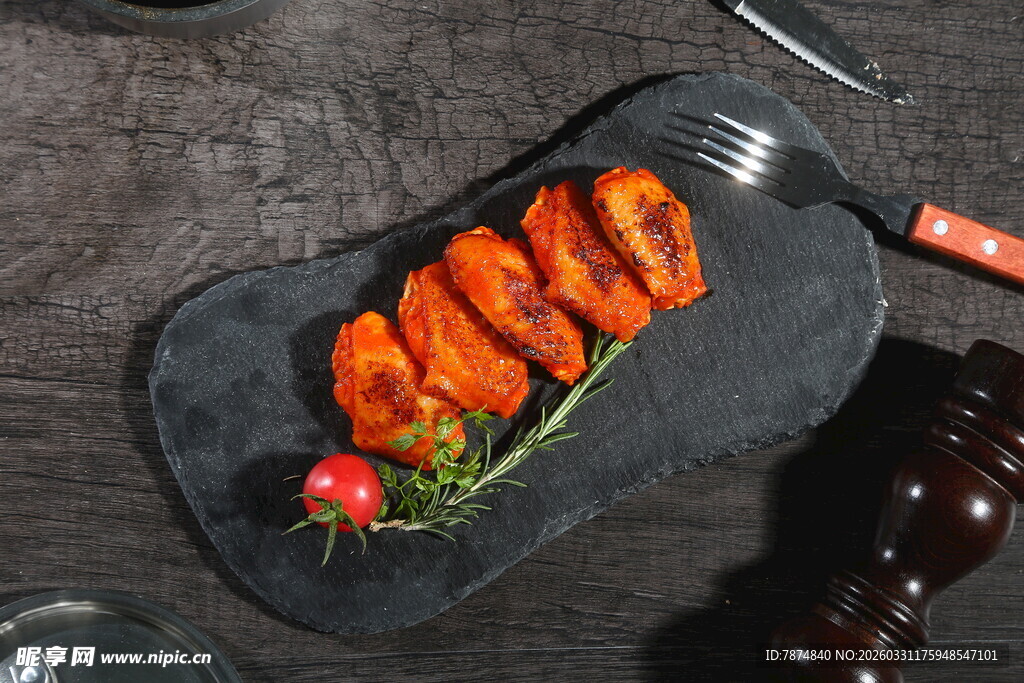 香煎鸡翅摆放在黑色石板上