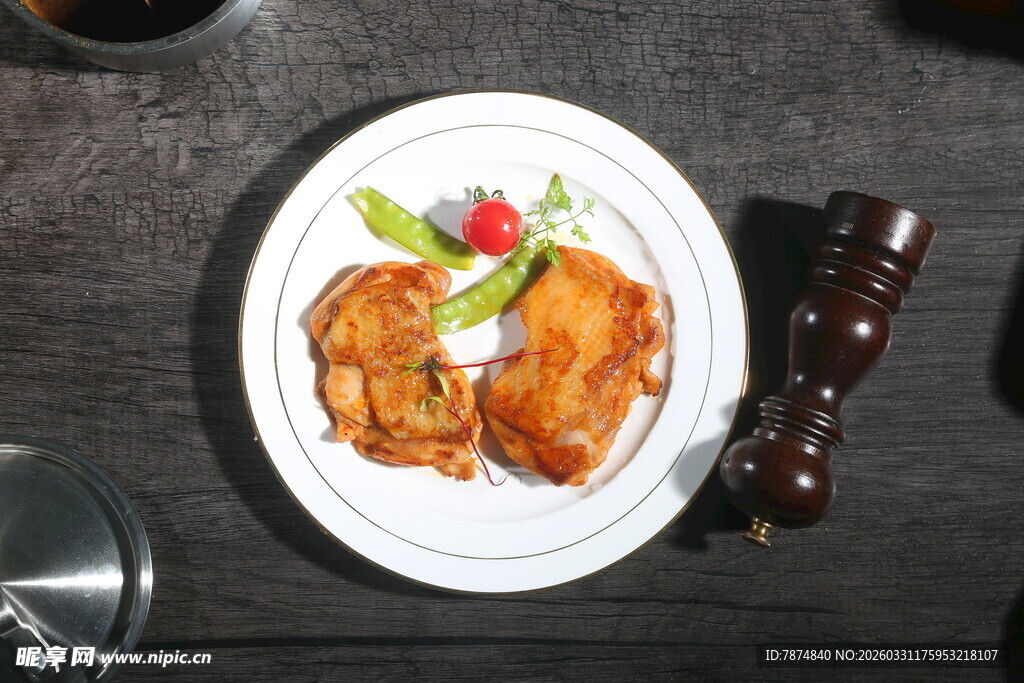 香煎鸡排配清新装饰