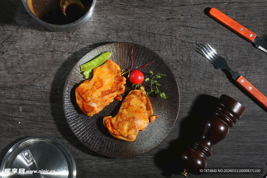 美味煎鸡排配餐具与调料