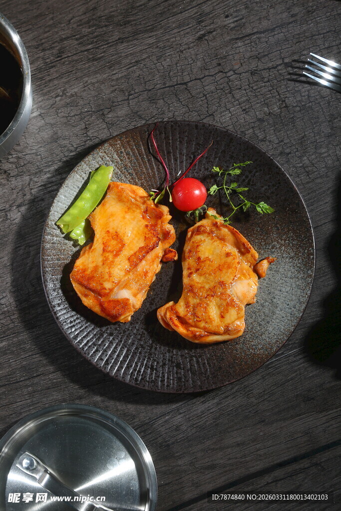 美味煎鸡排配蔬菜