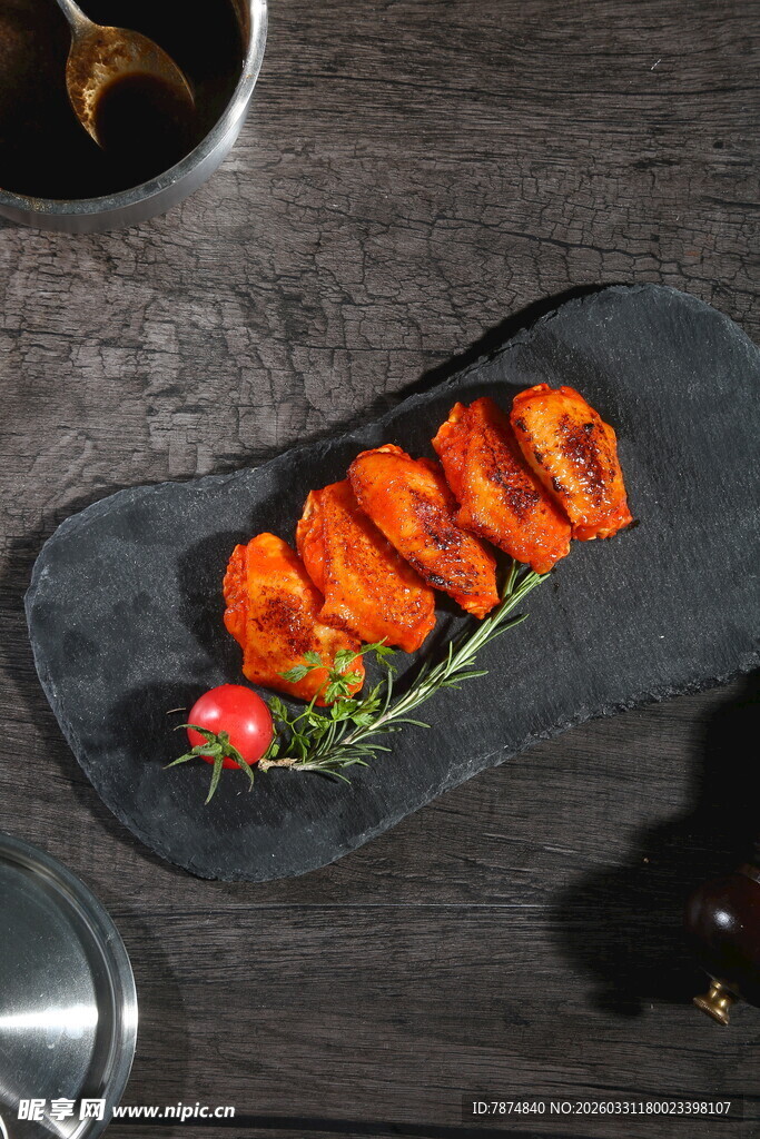 烤鸡翅摆盘精致诱人