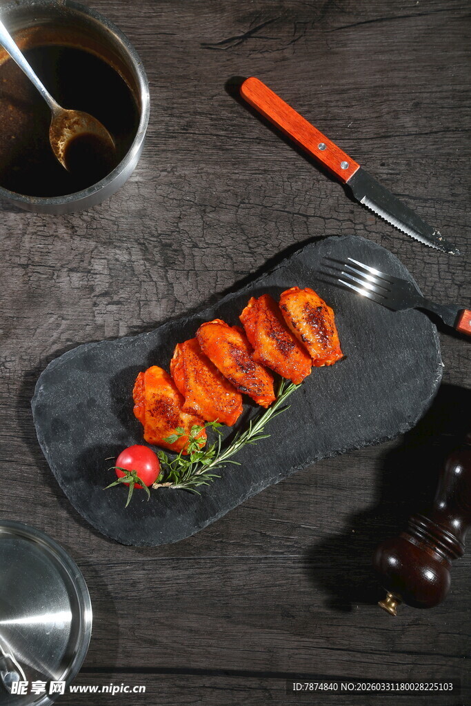 美味烤鸡翅摆盘精致诱人