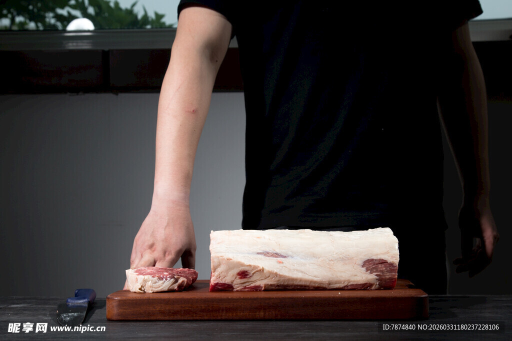 手切新鲜猪肉于案板上