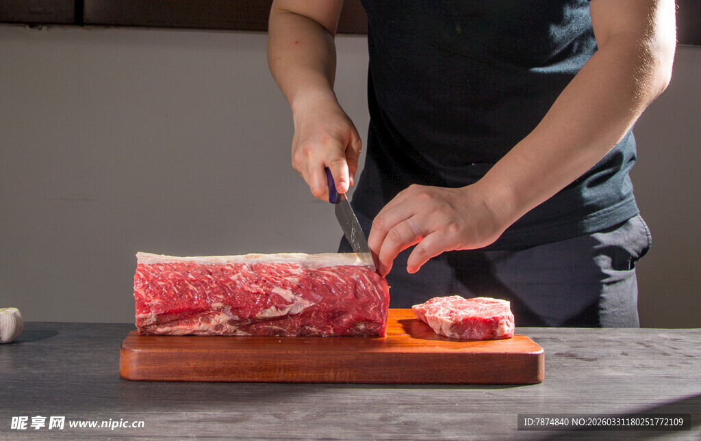厨师切生牛肉于案板上