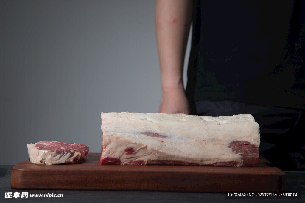 新鲜生肉置于案板上