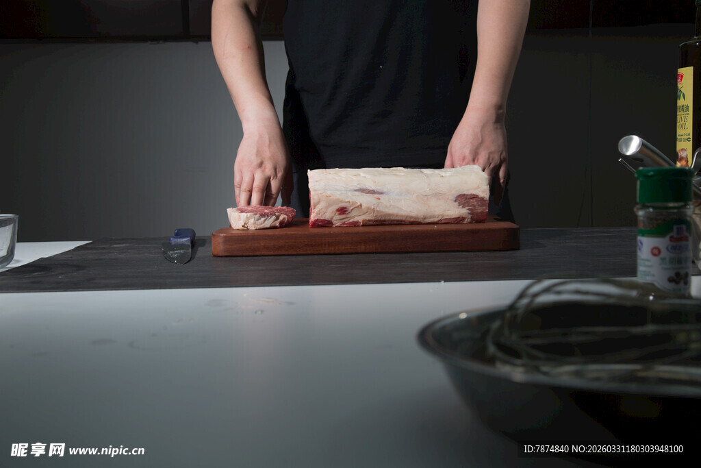 厨师案前专注切食材