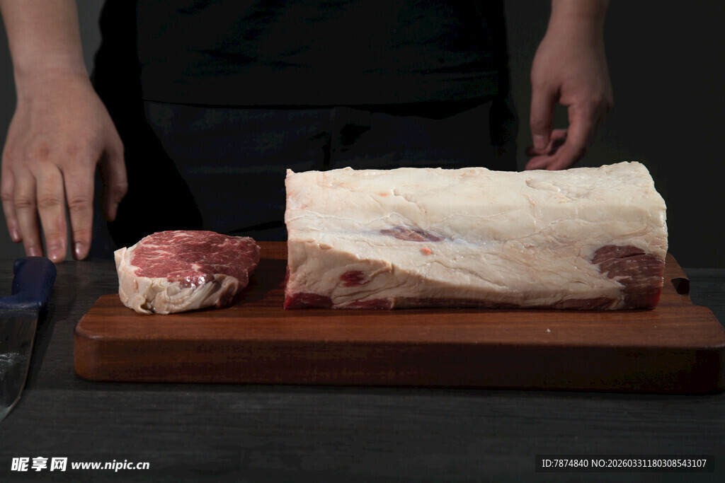 新鲜牛肉置于案板上