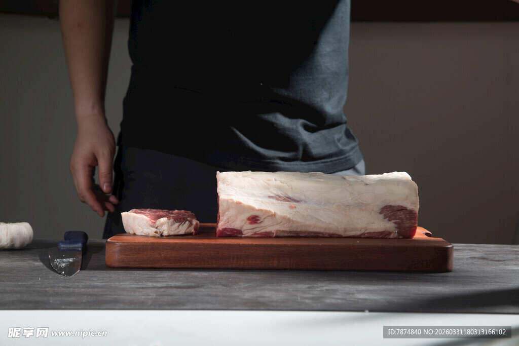 案板上的新鲜肉类食材