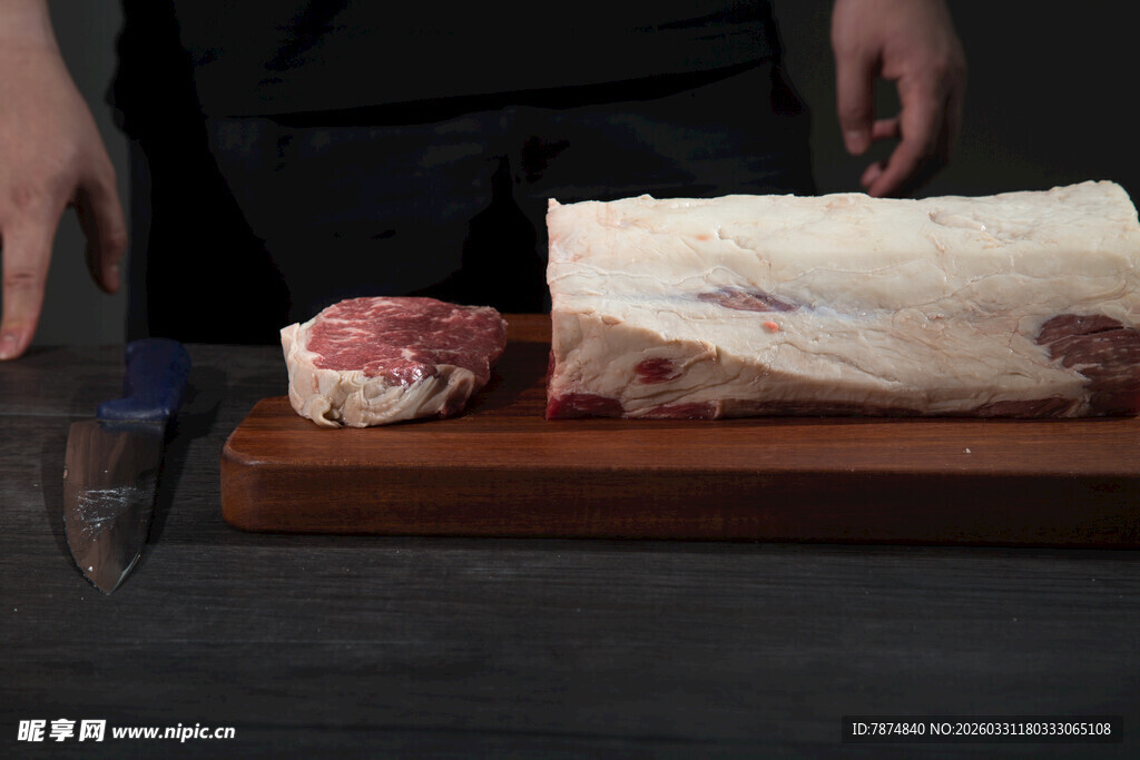 新鲜牛肉置于木板上