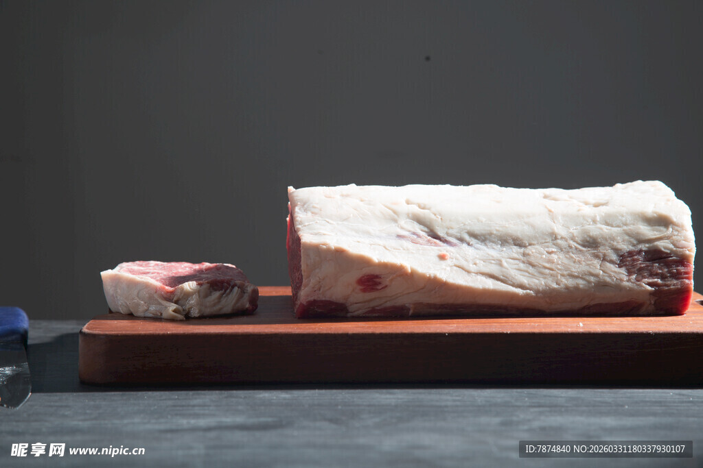 新鲜牛肉置于案板上