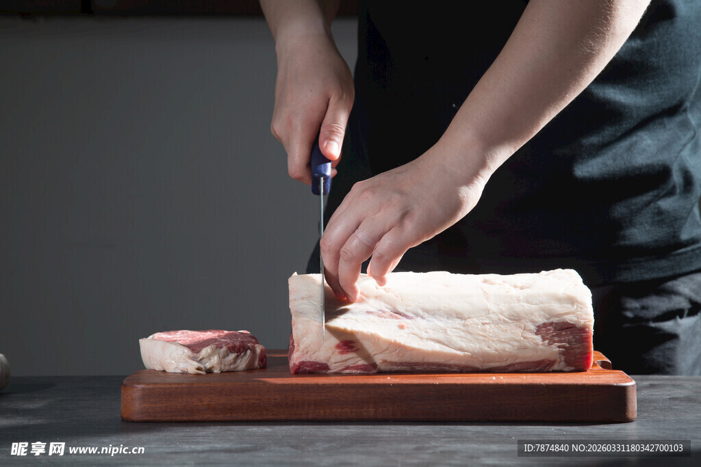 厨师切生肉于案板上