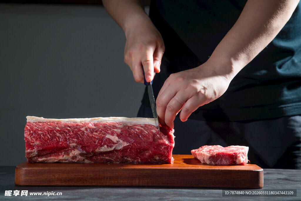 厨师切新鲜牛肉
