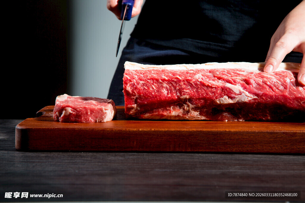 厨师切新鲜牛肉食材