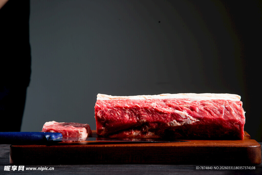 新鲜生牛肉置于案板上