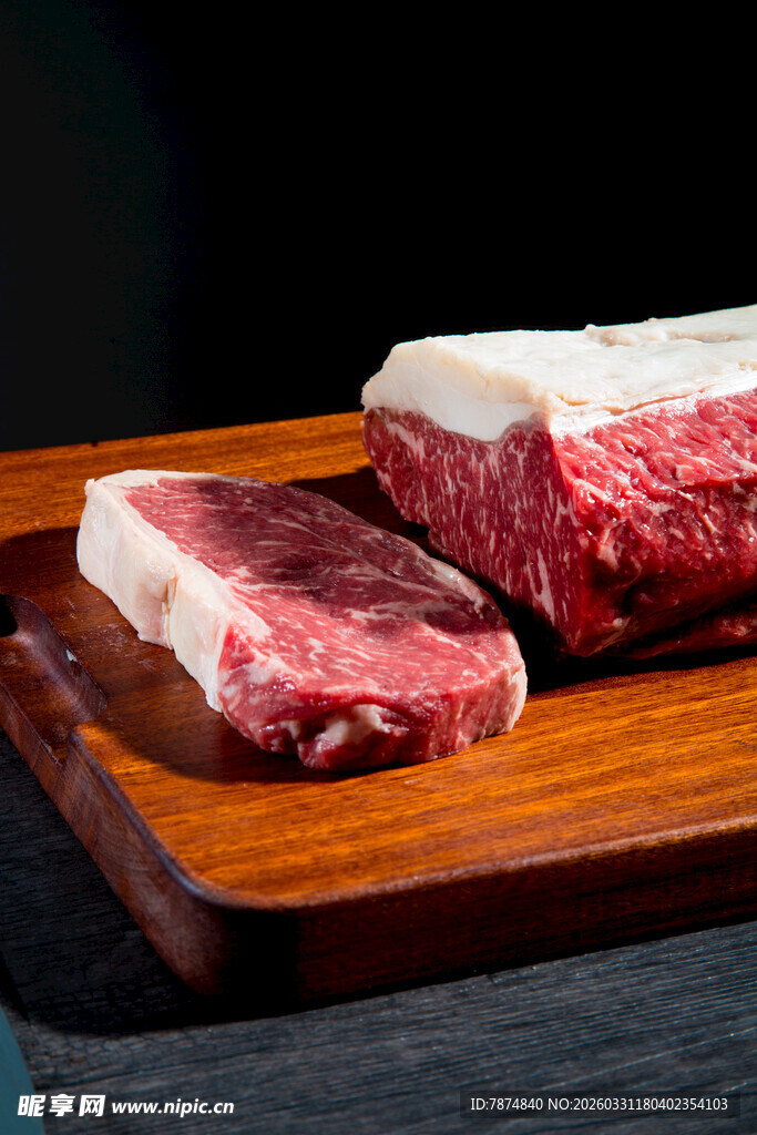 新鲜生牛肉置于木砧板上