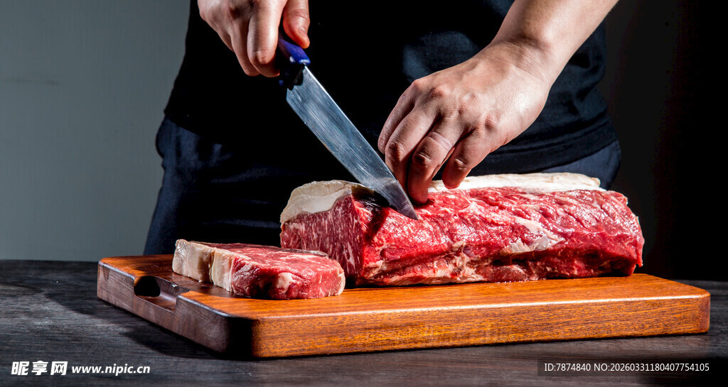 厨师切新鲜牛肉