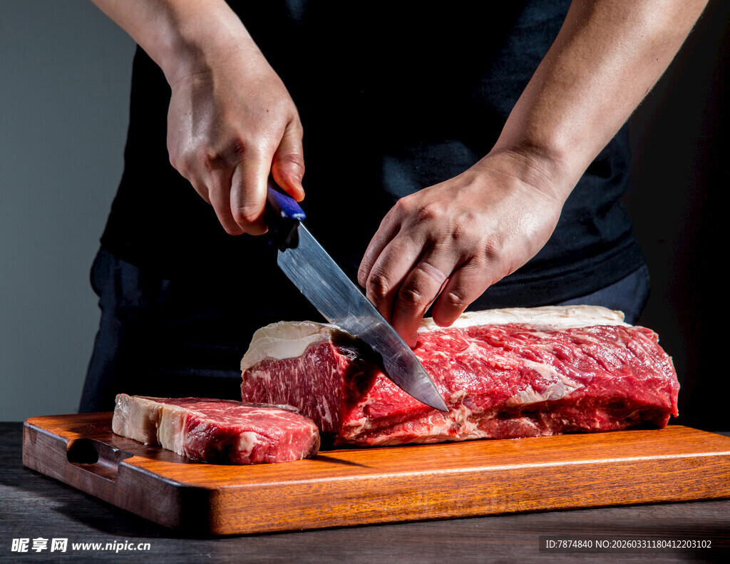 厨师切新鲜生牛肉
