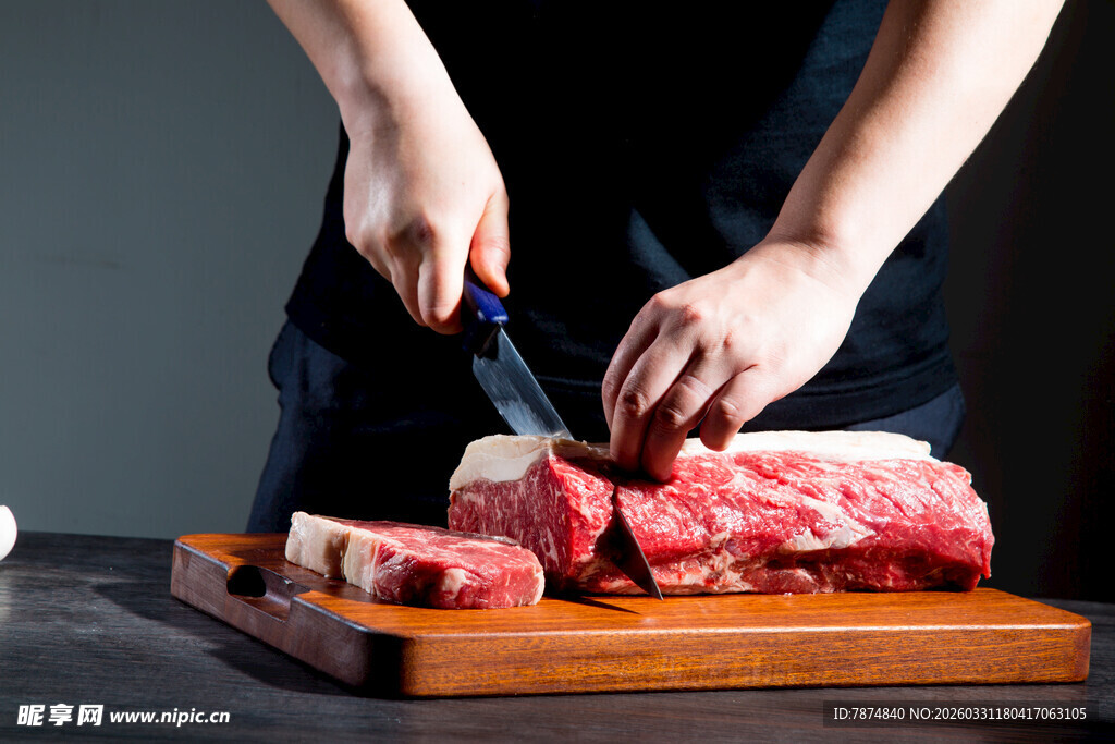 厨师切新鲜牛肉场景