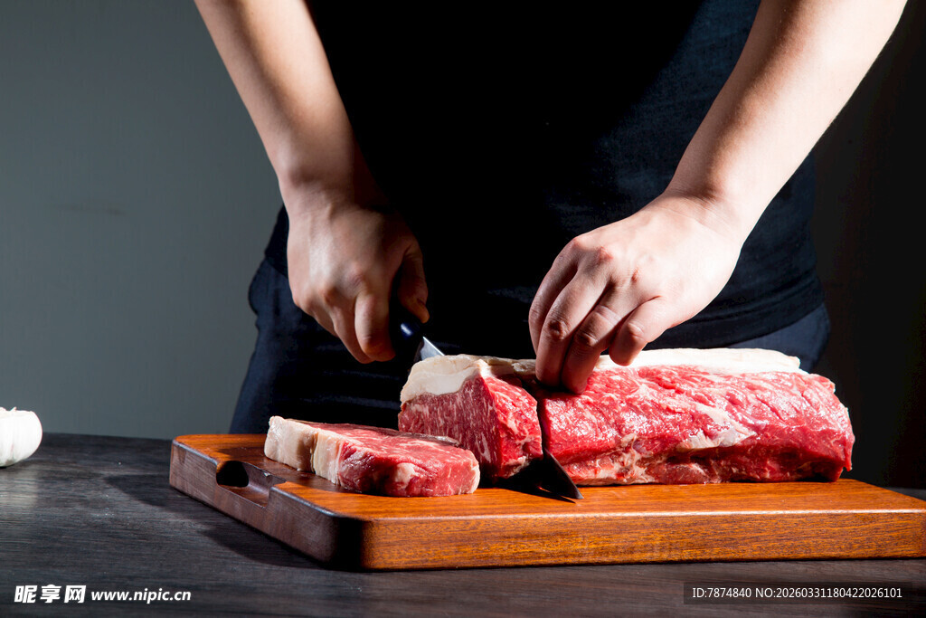厨师切新鲜牛肉
