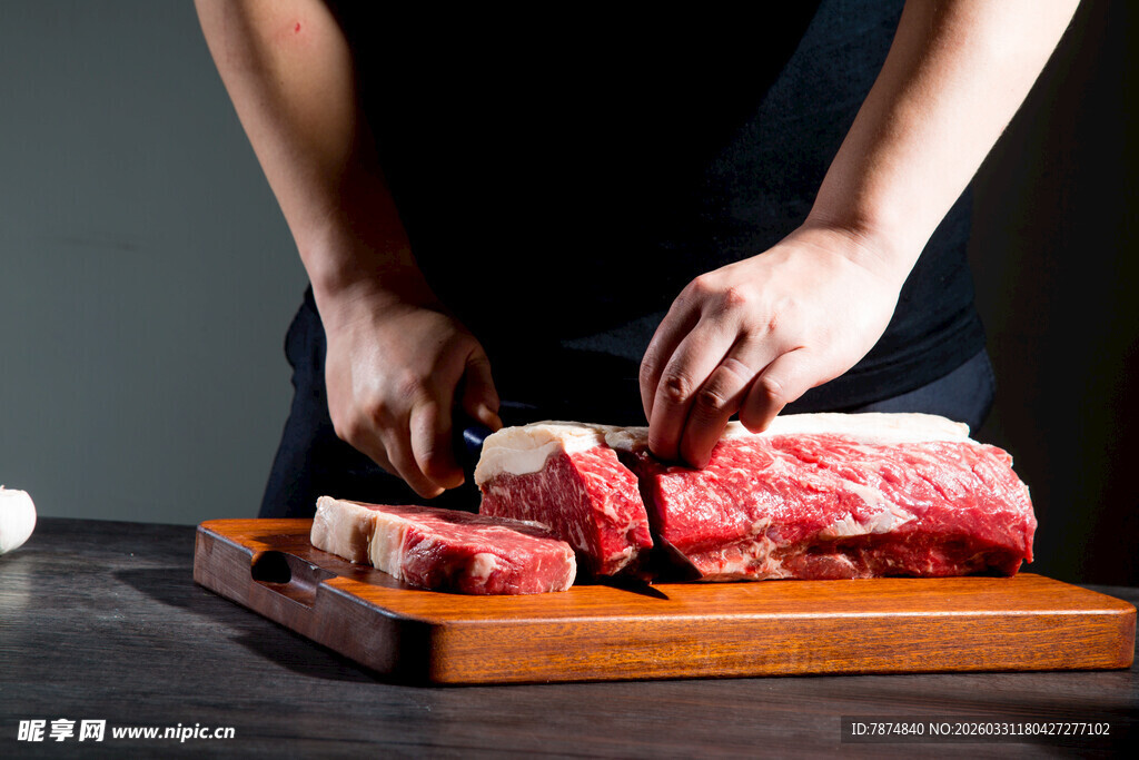 厨师切新鲜牛肉