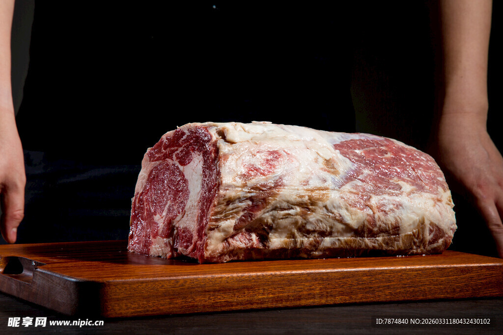 新鲜大块牛肉展示