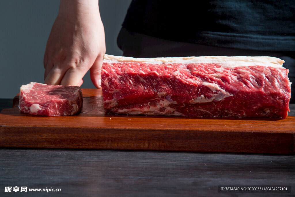 手切新鲜大块牛肉