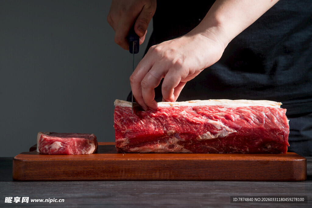 厨师切新鲜大理石纹牛肉