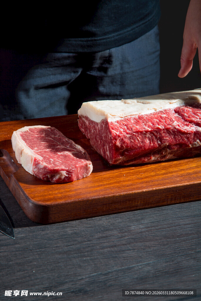 新鲜牛肉置于木砧板上