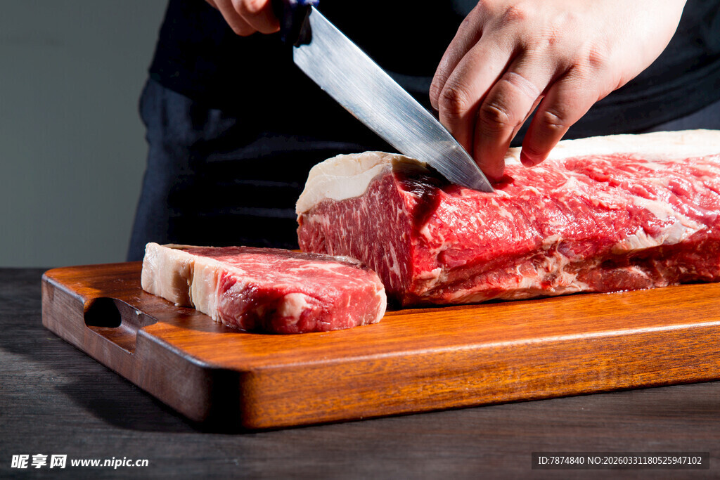 厨师切新鲜大块牛肉
