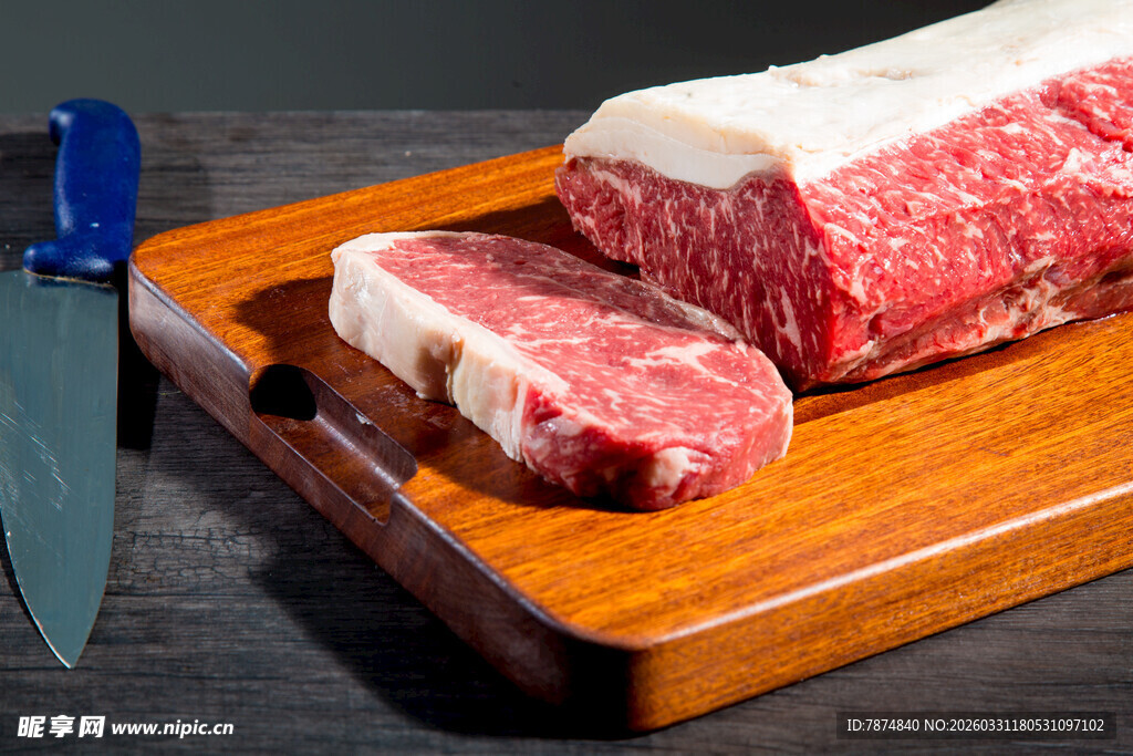 新鲜牛排置于木砧板上