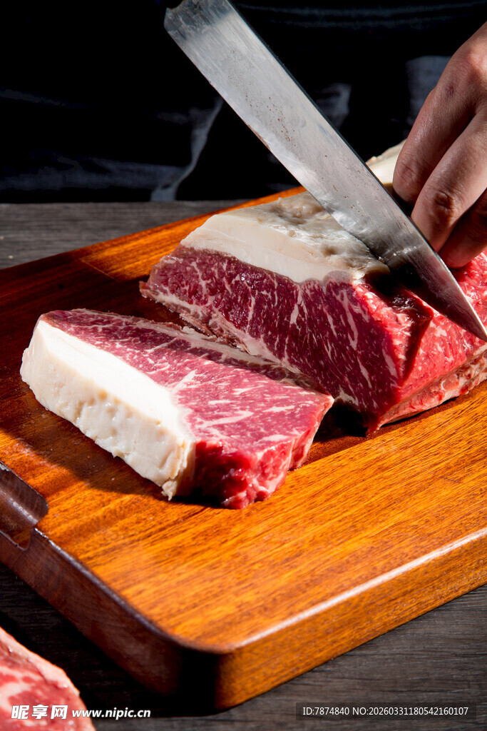 切分新鲜牛肉于案板上