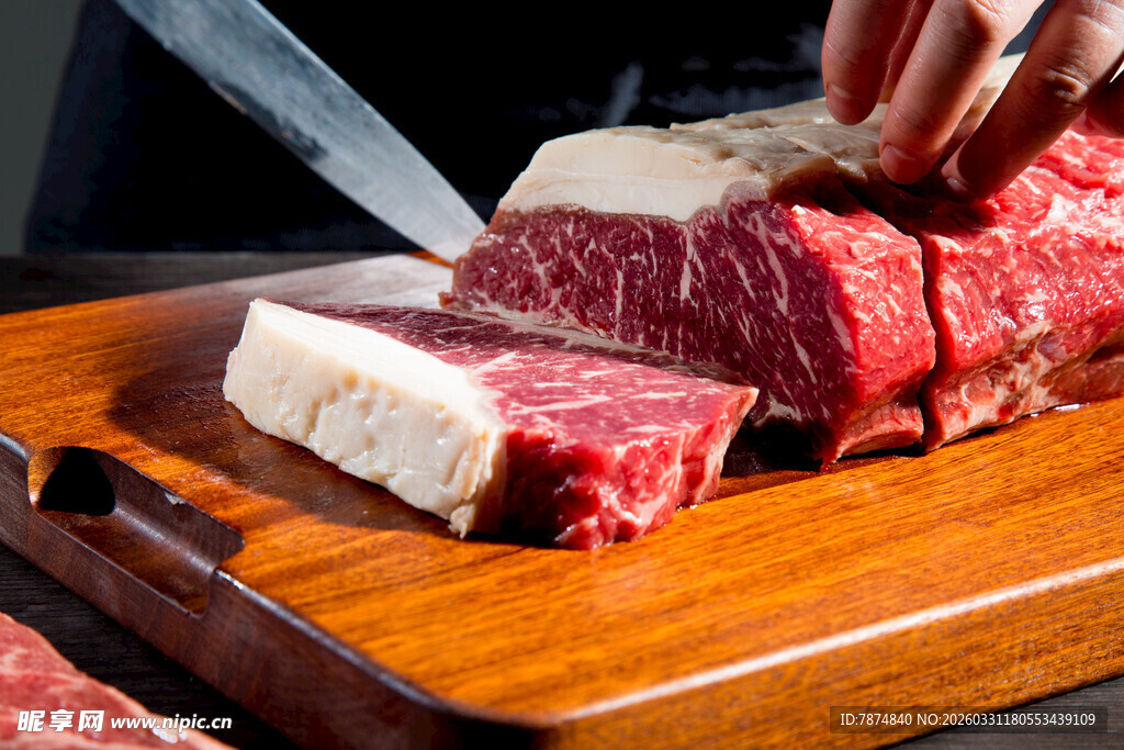 刀切新鲜牛肉特写