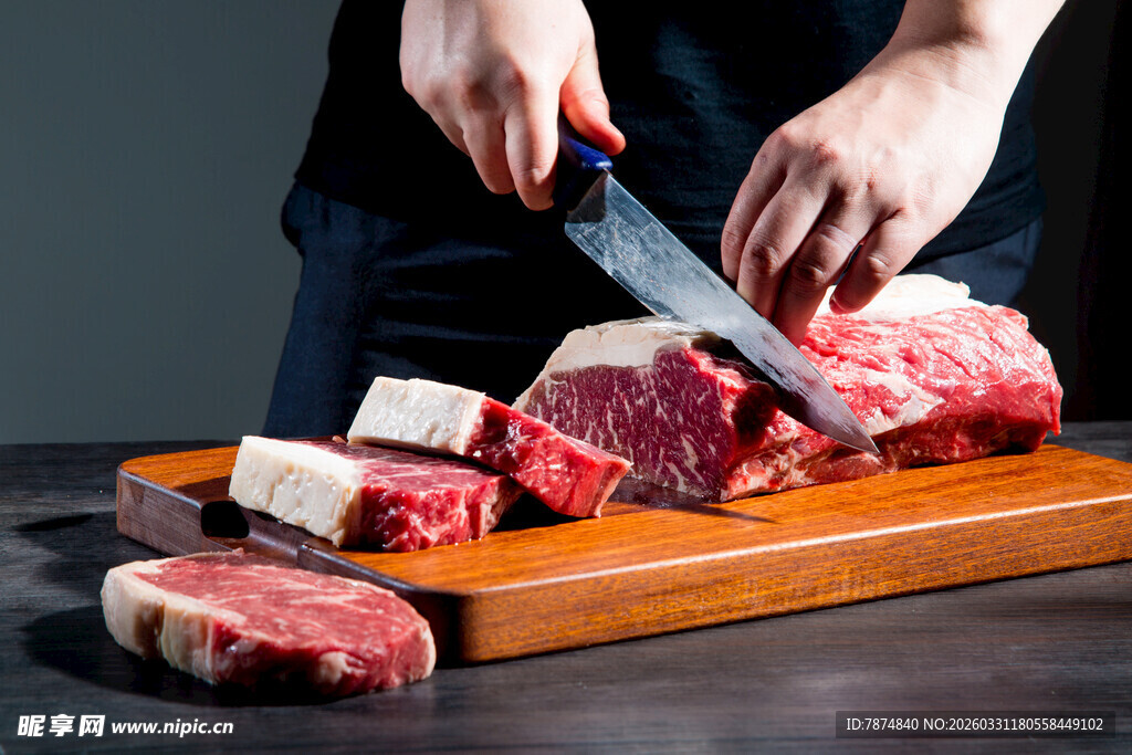 厨师切牛肉于案板上