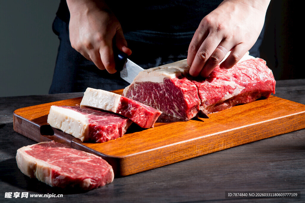 厨师切新鲜生牛肉