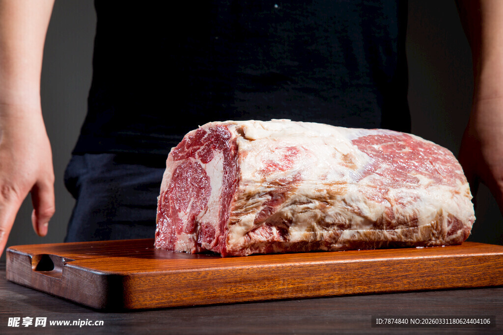 新鲜大块猪肉置于案板上