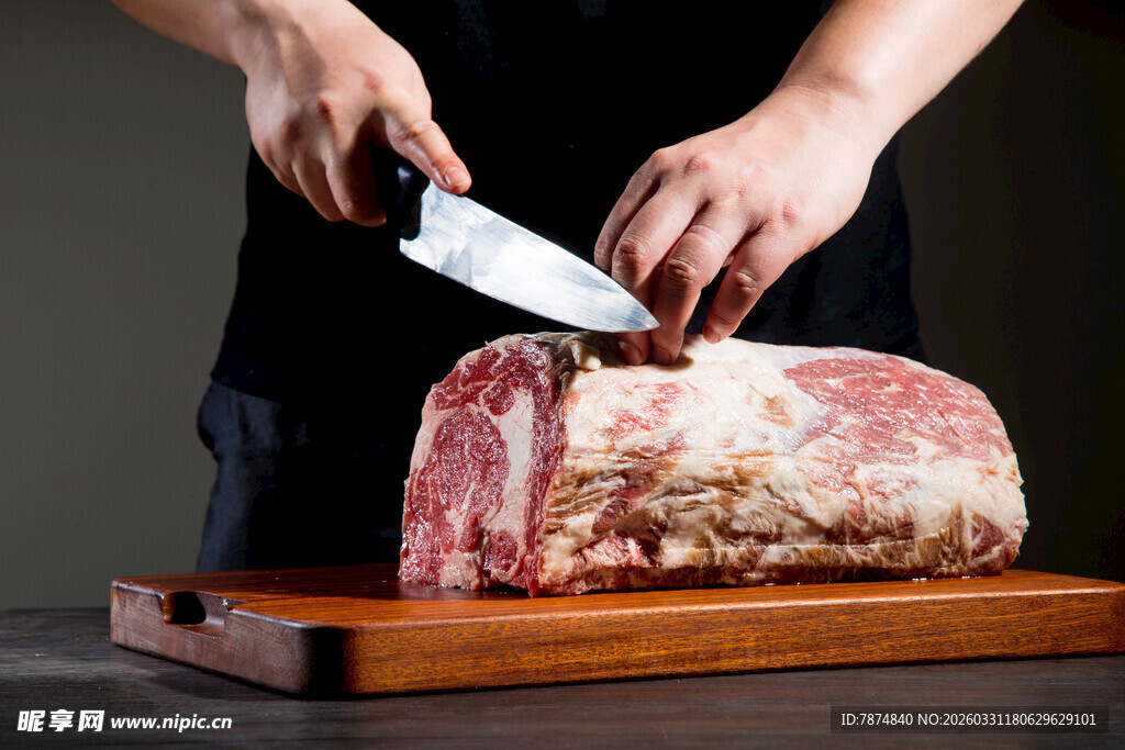 厨师切分大块鲜肉